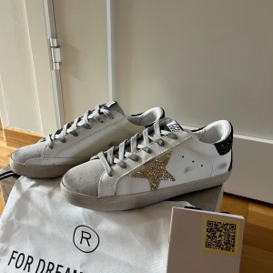 Helt nya golden goose skor!! - Säljer mina så fina golden goose skor då dom tyvärr är för små. Aldrig använda, ändast provade. Säljes i orginalkartong med äckthetsbevis och pass. Storlek 38 lite små i storleken. 