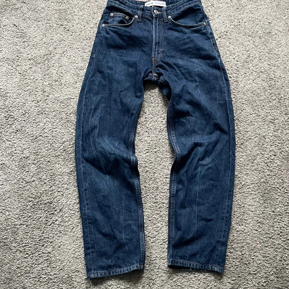 Mörkblåa jeans i bra skick och storlek 34. Om ni har frågor är det bara att kontakta mig.. Jeans & Byxor.