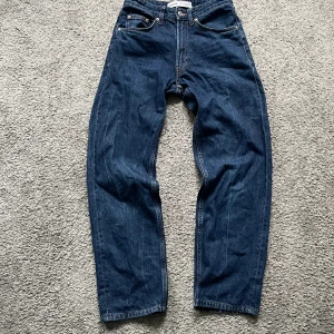 Mörkblåa jeans  - Mörkblåa jeans i bra skick och storlek 34. Om ni har frågor är det bara att kontakta mig.