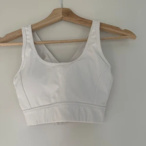 NVGTN sports bra - Säljer denna NVGTN sport bh, super bra för träning eller bara chilla med☺️beställde den och insåg sen att jag beställt för liten så säljer tyvärr den, nypris 295kr