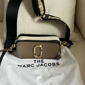 Marc jacobs snapshot - Fint skick, hel och ren. Kommer ej till användning. Säljs inte längre med denna axelrem. (Äkta) 