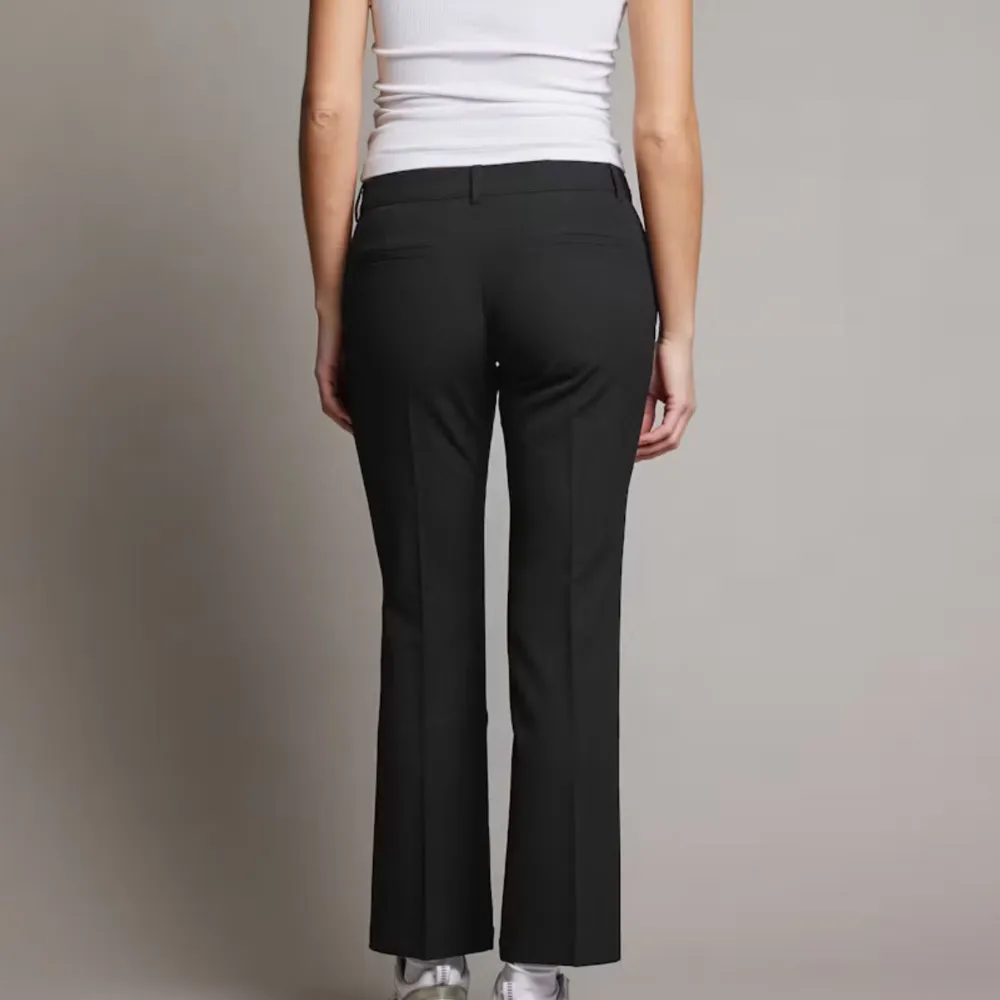Säljer dessa populära lowwaist kostymbyxor i storlek 38 då de blivit för små för mig. De är knappt använda och är i väldigt bra skick. Meddela mig för bilder på byxorna🫶🏻 nypris 499kr men jag säljer dom för 300kr. Farkut & Housut.