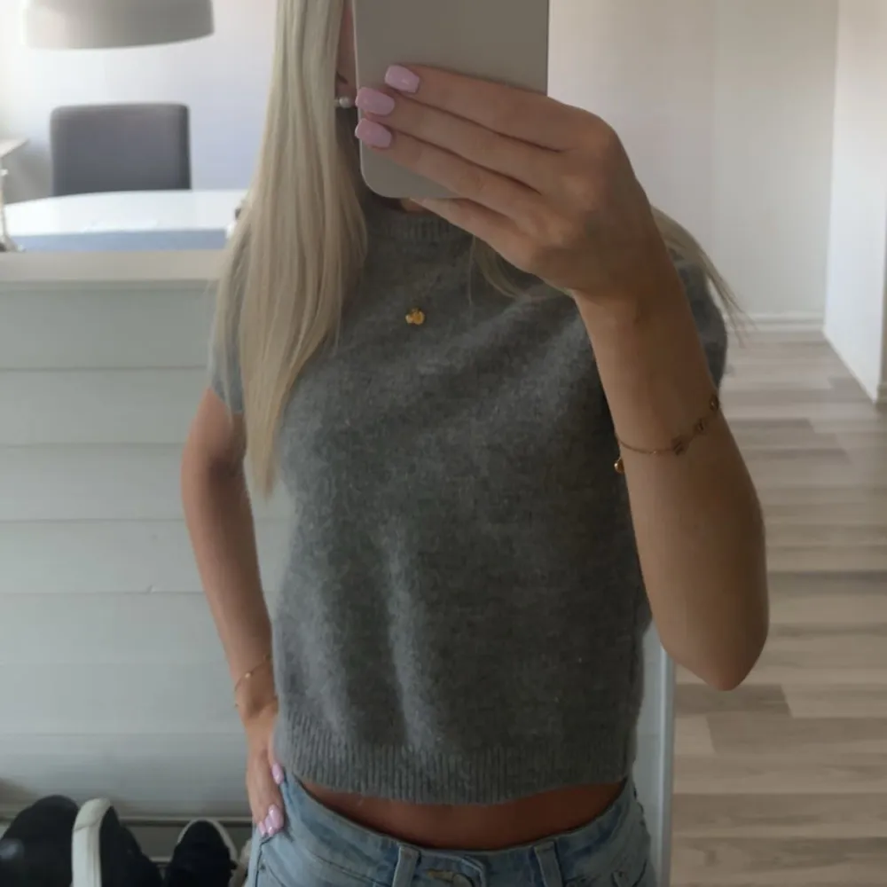 Stickad mysig T-shirt som inte kommer till användning längre💕passar mig med XS. Stickat.