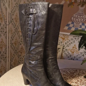 Svarta stövlar - Säljer svarta stövlar från United colors of benetton stl 39. Tror de är äkta läder men hittar ingen märkning så kan inte svära på det. Snygga till vardag och fest! Dragkedja på insidan. Fint skick, bara lite märken under sulan.