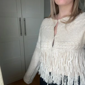 Beige stickad kofta!  - Supermysig stickad kofta! 