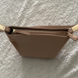 Rosa väska - Rosa axelbandsväska med gulddetaljer aldrig använd💕