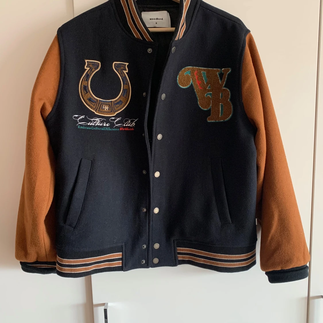 Svart och brun bomberjacka med broderier - 91