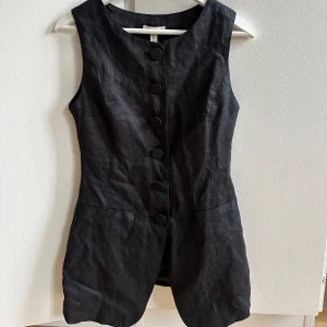 Linneväst  - Säjer denna helt nya linnevästen från hm! Sjukt cool och går lite över rumpan. Något liten i storleken över bysten. Jag har 75/80c och sitter tight!💗