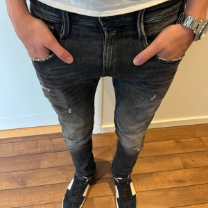 Replay Anbass - Säljer  dessa feta Replay Anbass med slitningar! Storlek 27/30 | Og lådan finns | Eftertraktade jeans! | Pris 1299kr | Skick 9/10 | Modellen på bilden är 180cm 62kg | Hör av dig vid minsta fundering 🙌