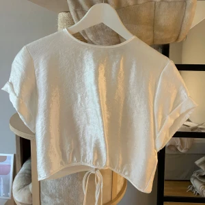 Vit topp från Gina tricot - Topp i silke från Gina tricot i strl 36. Väldigt bra skick, aldrig använd