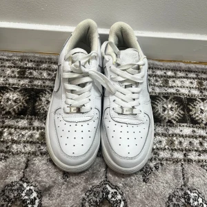 Air force - Säljer dessa airforce eftersom har inget behöv av det och under skorna har det gått sönder lite men uppifrån är det fint sjuk. Den ser sne ut eftersom la den i tvätten