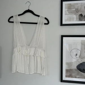 Sommartopp från Asos - Vit topp i luftigt material. Perfekt till sommarn och semestern.