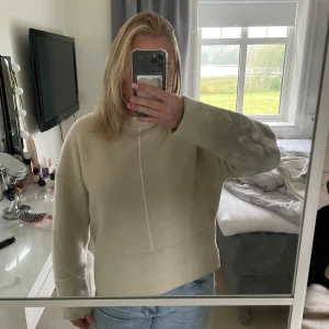 stickad tröja - så fin tröja ifrån zara. Perfekt nu till hösten/vintern då tröjan är varm och skön