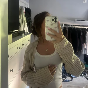 Bolero - Den är knappt använd och i bra skick. Säljer pga. får inte användning av den längre 💖Pris kan diskuteras!