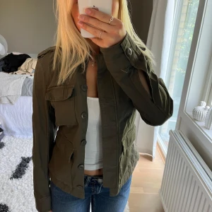 Militärgrön jacka  - Från h&m 