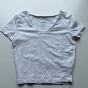 Vit T-shirt  - Vit T-shirt, köpt i target i usa, nästan helt oanvänd, storlek xs.
