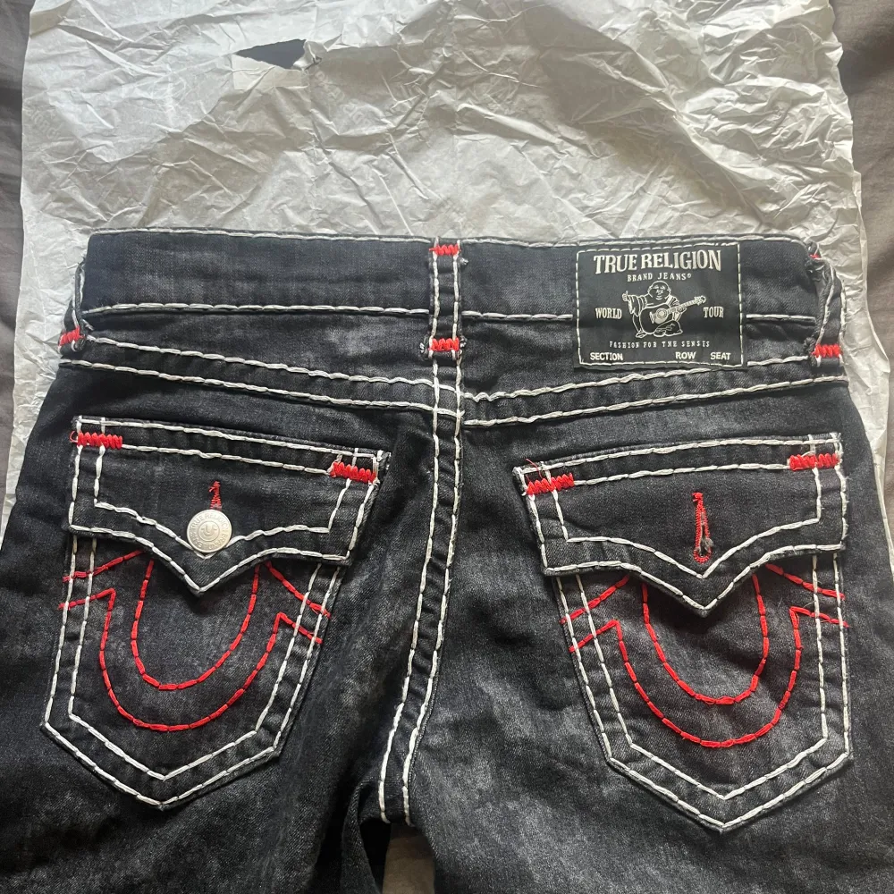 Säljer ett par true religion jeans nästan helt nya använt ksk 3 gånger säljer pågrund av att jag köpte andra trueis st 30 ny pris 2999kr. Jeans & Byxor.