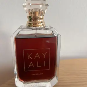 KAYALI - vanilla 28 - 100ml. Sparsamt använd då doften inte passar mig. Ordinarie pris 1429kr.