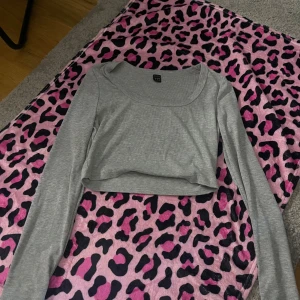 Grå topp - Lång ärmarnd topp ifrån shein den är knappt använd