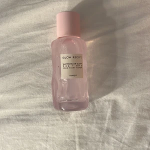 Glow Recipe - Använt få gånger. Fick av min kompis men passade inte på min hy, men funkar på andra har bara lite känslig hy. Står inte för postens slarv. Priset kan diskuteras.