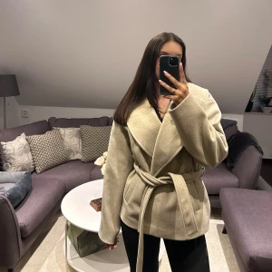 Vero Moda kappa - Säljer min super snygga Vero Moda kappa som är slutsåld överallt. Aldrig använd, prislappen är kvar. 💗