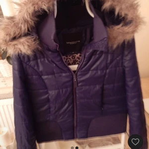 madonna jacka  - Den e lite blålila och är köpt på vinted, jätte fin i storlek M, ny tvättad så luktar ingen, vet inte varför de ett filter på bilden men skriv gärna ifall man har frågor, kolla gärna resten av min profil för mer fina grejer💕