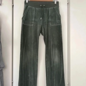 gröna juicy byxor  - Mörkgröna juicy byxor, bra skick 🍀💚🌿