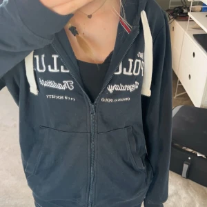 Mörkblå hoodie med dragkedja - Säljer en mörkblå hoodie från Polo Club med dragkedja och vita snören. Den har en avslappnad passform💕 säljer för den int kommer till användning längre