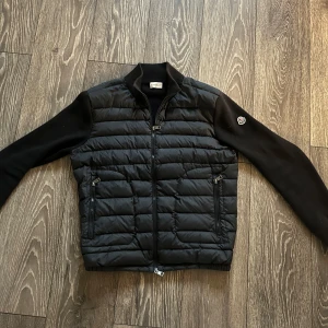 Moncler Cardigan - Storlek M Säljer nu min cardigan för den är för liten NFC-tagg funkar