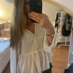 Zara blus - Jättesnygg blus från zara använd ett fåtal gånger storlek S