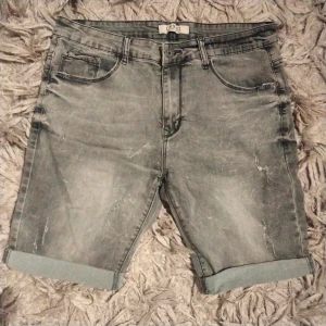 Gråa Jeanskortbyxor - Gråa Jeanskortbyxor i bra skick.