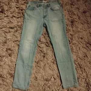 Ljusblåa Jeans - Ljusblåa jeans i bra skick.  New classic/ lite slim/regular fit.