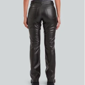 Bikbok skinnbyxor - Jätte sköna och fina skinnbyxor från bikbok helt nya och har bara kommit till användning en gång. Nypris 599 säljer för 200. Tryck bara på köp nu vill få bort dom så snabbt så möjligt!! Fråga på om det är något ni undrar över