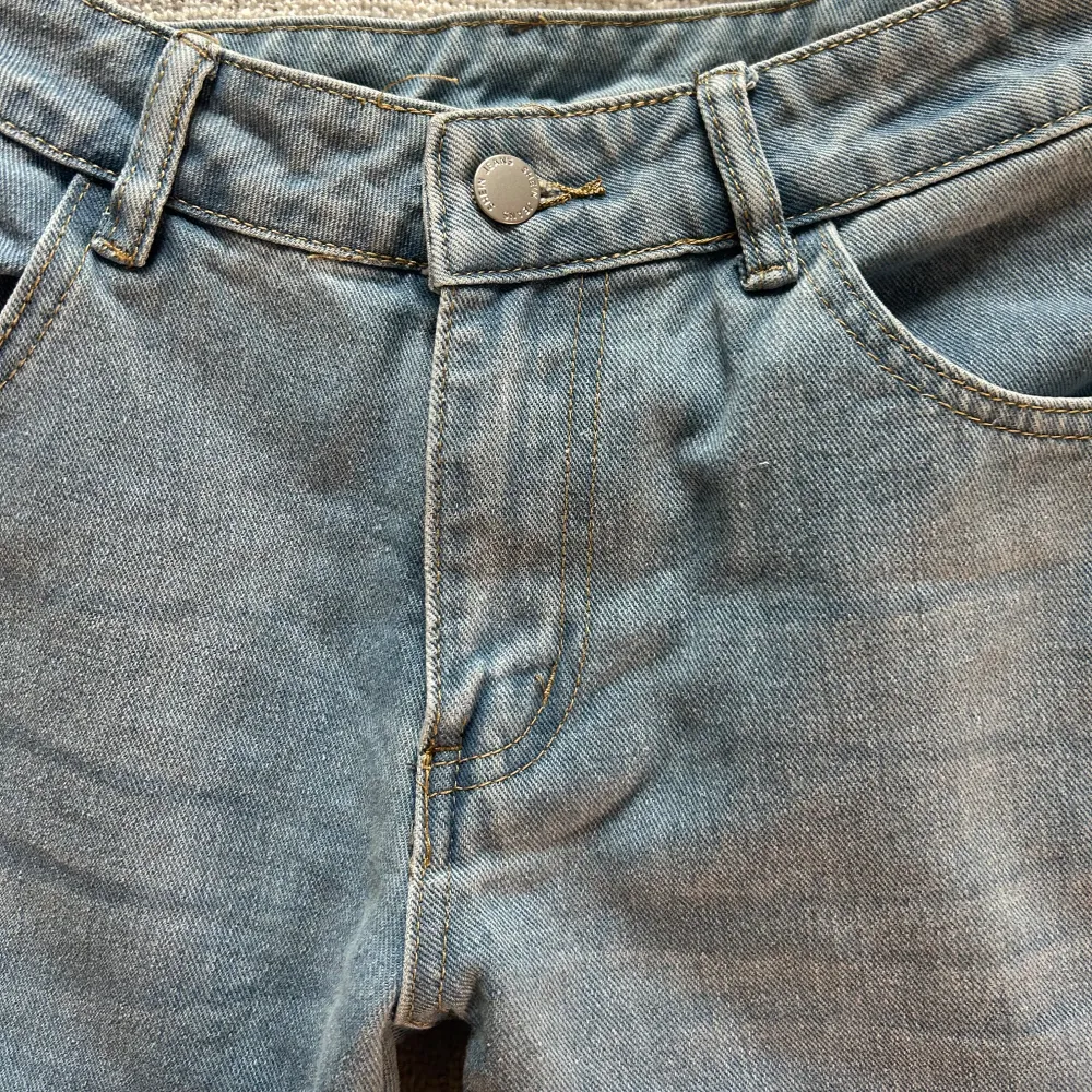 Lågmidjade jeans, köpt second hand. Tror dem kan vara omsydda men det var så redan när jag köpte (sömmen hållt superbra) tyvärr växt ur dem och därmed säljer, använd köp nu och hör av dig vid funderingar💕. Jeans & Byxor.