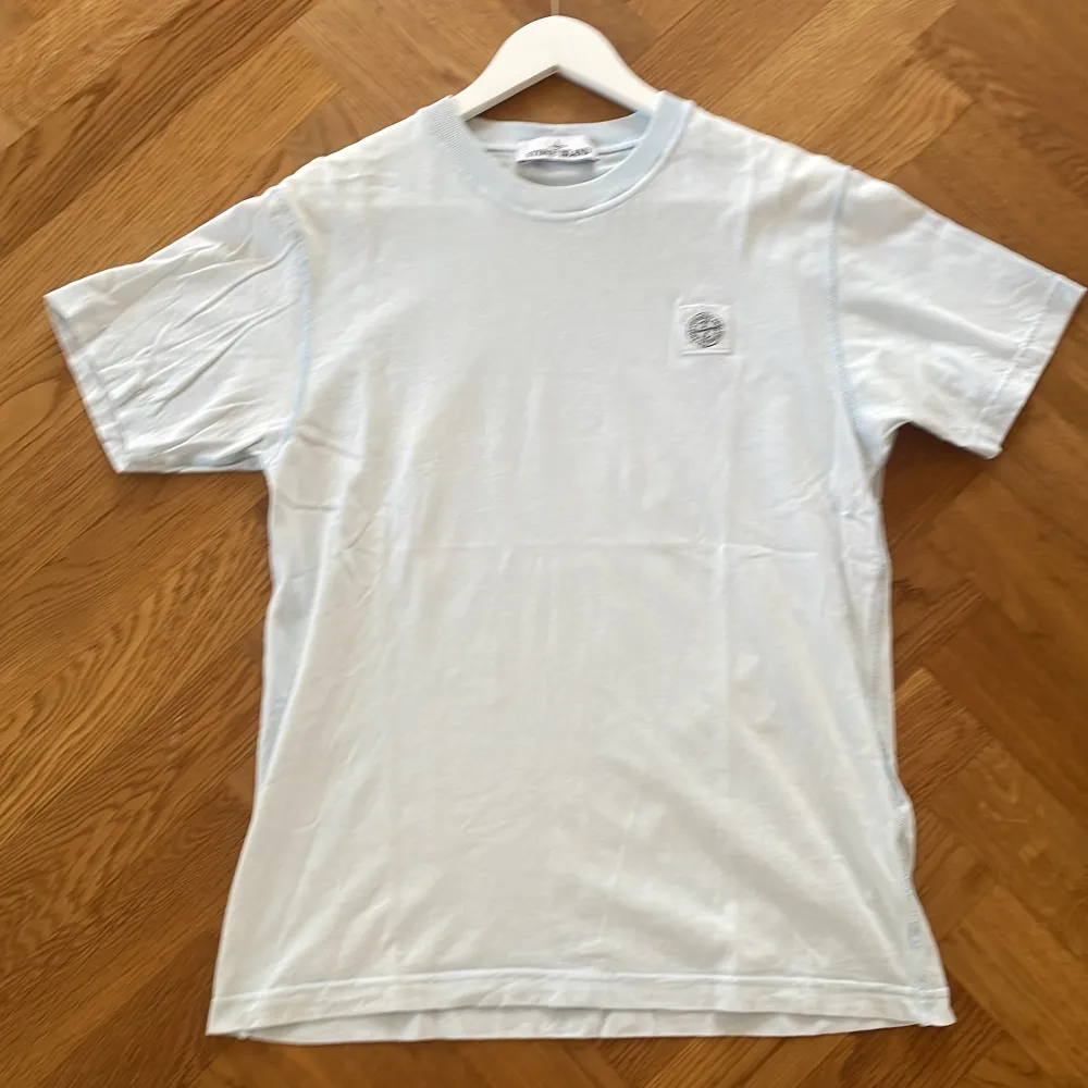 Säljer min kaxiga Stone Island t shirt i färgen ljusblå! Den är i nästintill perfekt skick och har scann som visar äkthet! Har ni fler frågor? Hör av er!. T-shirts.