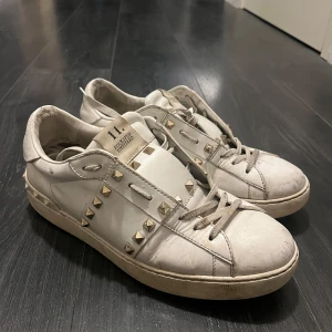 Valentino open - Tvärfeta valentino opens i storlek 43, skriv vid frågor🙌