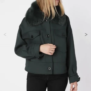 SÖKER MEOTINE JACKA - Säker en meotine jacka i strl s-m eller m-l. Kan vara vilken färg som helst men helst svart eller grön. Beige, brun eller grå går oxå bra. Betalar högst 2000kr