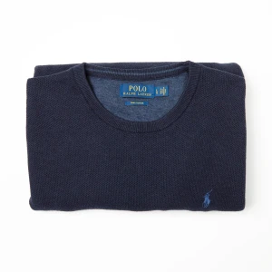 Mörkblå tröja från Ralph Lauren - Nu säljer vi denna bomullsstickade Ralph Lauren tröja. Tröjan är använd men har inga fel eller defekter. Skick: 9/10. Nypris: ca 1800 kr. Om du har några frågor, tveka inte att kontakta oss.( killen är 177 cm lång)