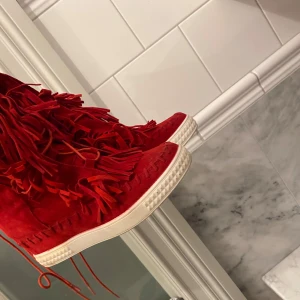 Röda fransskor  - Sjukt snygga och coola franskor i röd färg 😎strl 38, normala i storleken, extremt coola