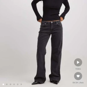 Lågmidjade jeans - Säljer mina mörkgråa jeans från na-kd pga försmå för mig! Strl 34💘en del använda men inga defekter. Lowwaist/straight. Nypris 700kr