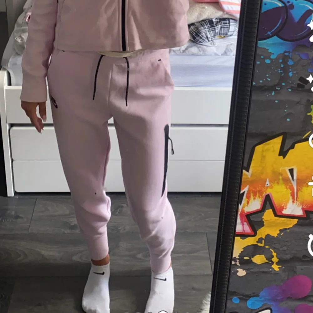 Säljer rosa nike tech byxor i stl xs, använda fåtal gånger och inga skador eller annat! Väldigt fin rosa färg💘köpta för 1300. Jeans & Byxor.