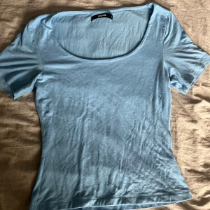 Blå T-shirt  - Blå tajt T-shirt i storlek S Aldrig använt 