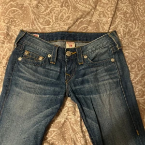 True religion jeans! - Säljer då de är för små, lowrise och bootcut!  Innerbenslängden: 78  Midjemåttet tvärsöver: 36 