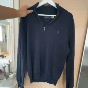 Ralph lauren halfzip - Säljer en ralphlauren halfzip i storlek s. Hör av dig för fler bilder!