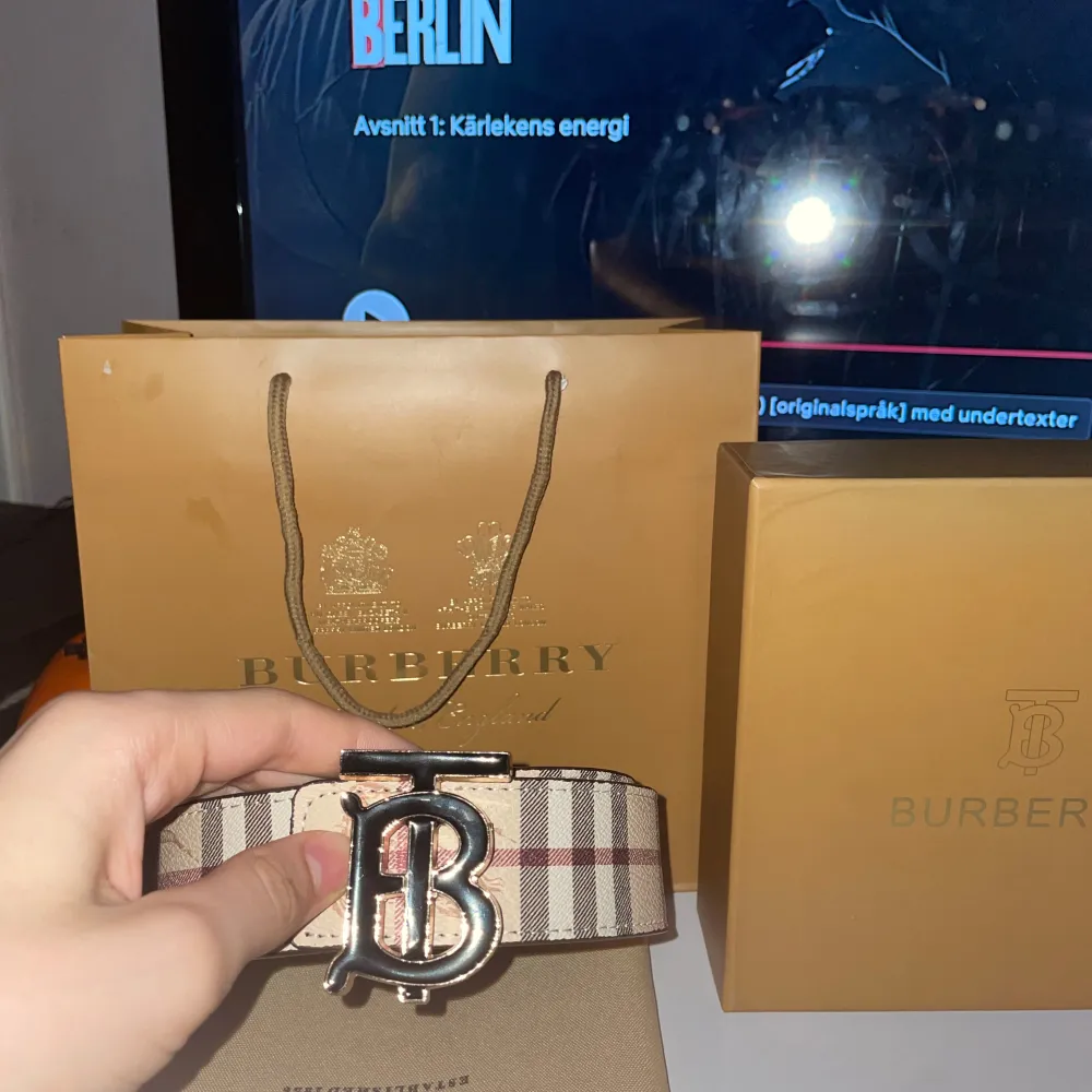 Den är andvänd men fin finns både original färget och svart på bältet så den har 2 färger i en riktig fin.. Asusteet.