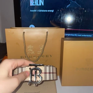 BURBERRY BÄLTE  - Den är andvänd men fin finns både original färget och svart på bältet så den har 2 färger i en riktig fin.