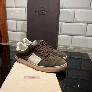 Valentino Flycrew - Tja! Säljer nu dessa asfeta flycrews i olivgrön färg, äktehetsbevis finns och allt ingår som är med i bilden. Skorna är i storlek 42,5 kan passa 43 lätt. Skitfeta till hösten och riktigt svåra att få tag på i bra skick. Hör av er vid funderingar!😁😮‍💨