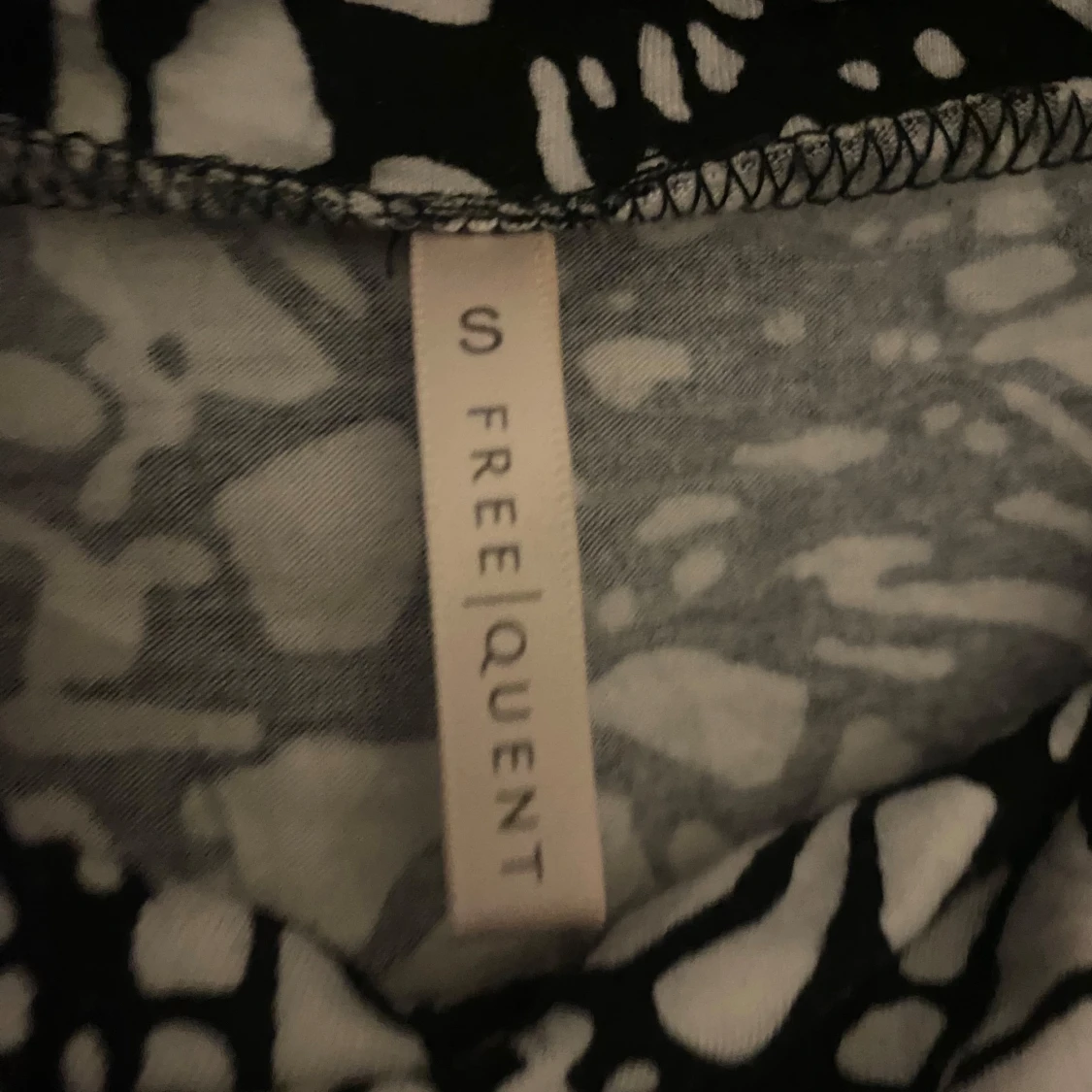 Svartvit mönstrad tröja från Freequent - 90