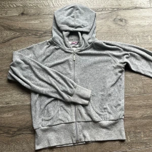 JC liknande zipup  - flertal fläckar, annars fint skick!! står strl L men sitter mer som S-M