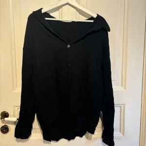 Svart skjorta oversized - Använd fåtal gånger, storlek M köparen står för frakten 💞